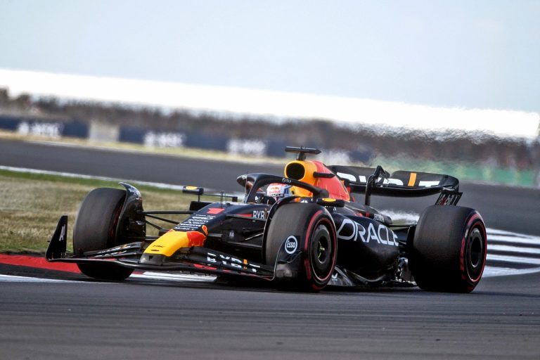 Verstapens uzvar kvalifikācijā, ‘McLaren’ pārsteidz ar otro un trešo starta vietu