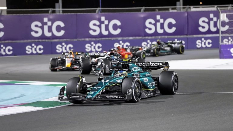 ‘Aston Martin’ turpinās uzlabot mašīnu līdz pat sezonas beigām