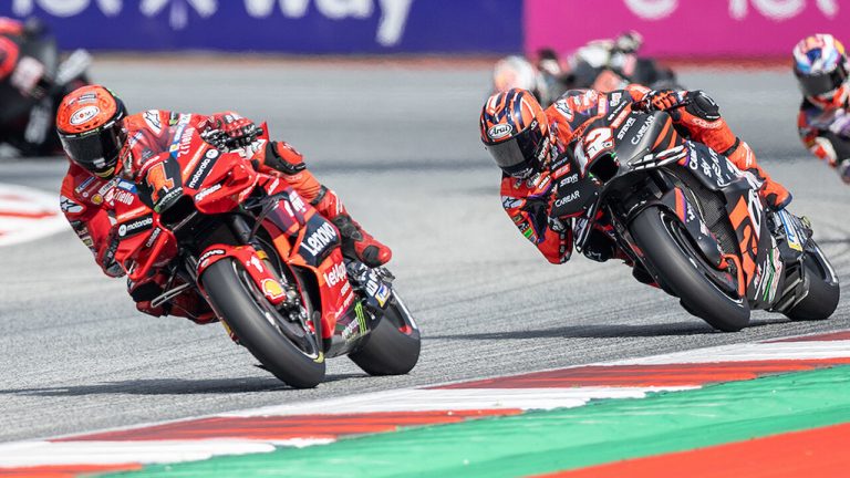 Bagnaija uzvar sprinta sacīkstē, Martins izraisa vairāku braucēju kritienus