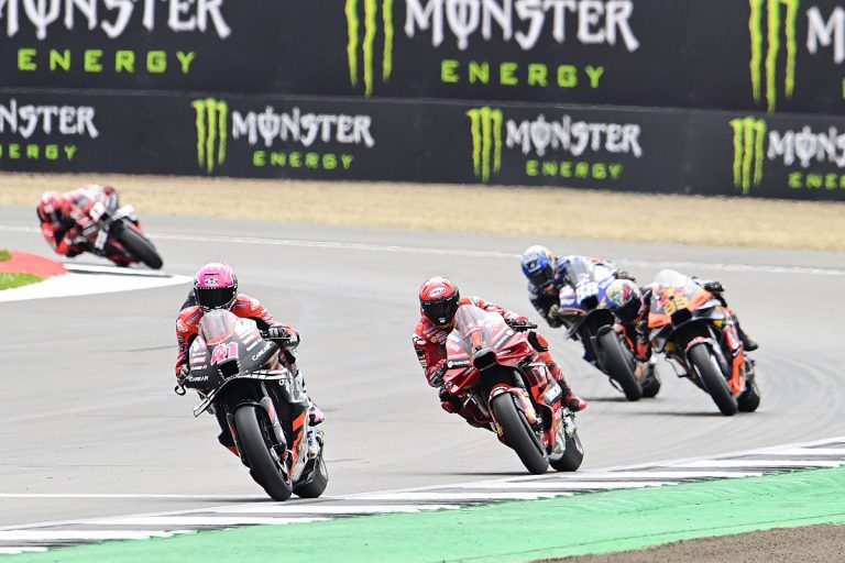 Aleišs Espargaro pēdējā aplī kļūst par līderi un uzvar ‘MotoGP’ posmā