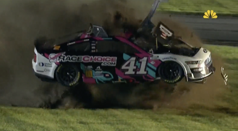 Video: NASCAR regulārās sezonas finālā Deitonā iespaidīga avārija