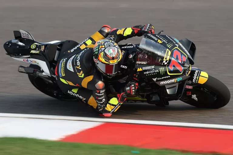 ‘MotoGP’ līderis Bagnaija Indijas posmā izstājas, uzvaru izcīna Bedzeki
