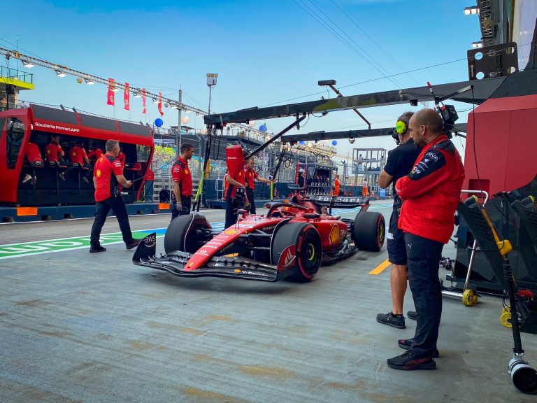 ‘Ferrari’ piloti Leklērs un Saincs ātrākie Singapūras GP pirmajā treniņā