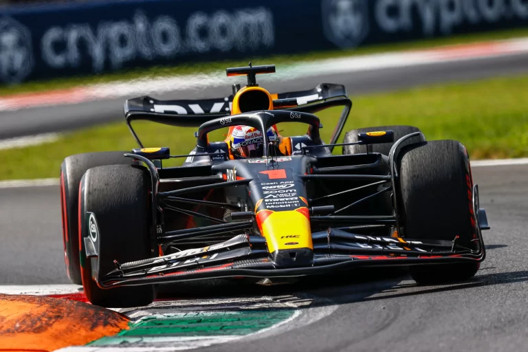 Verstapens ar desmito uzvaru pēc kārtas sasniedz jaunu F1 rekordu