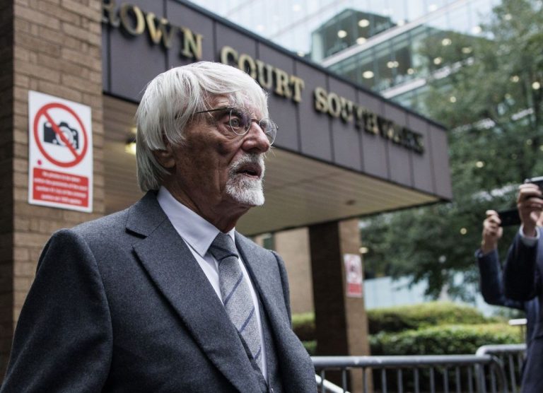 Eklstons atzīst vainu nodokļu nemaksāšanā, bet izvairās no reāla cietumsoda