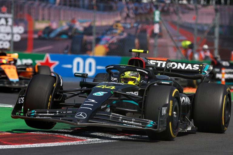 Hamiltons atzīst, ka Meksikas GP mēģinājis noķert Verstapenu