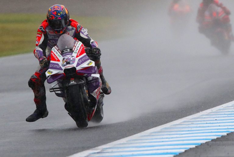 Martins uzvar Motegi lietus sacīkstē un kopvērtējumā gandrīz noķer Bagnaiju