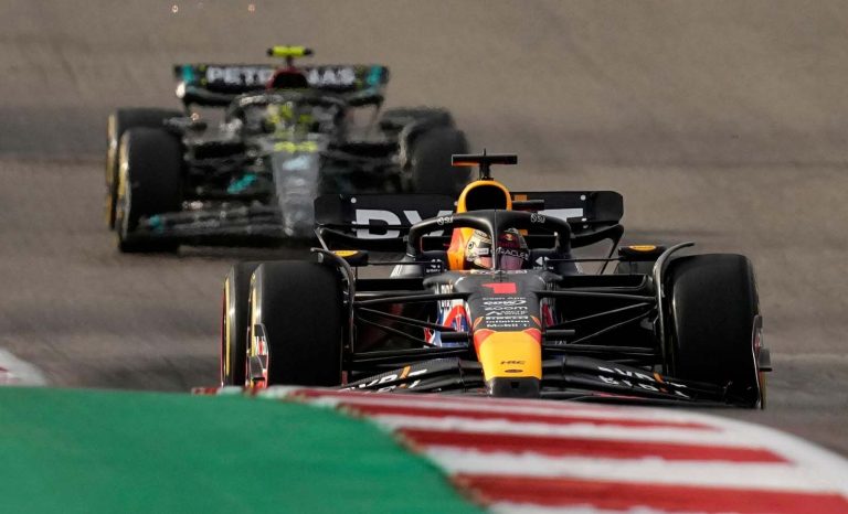 Hamiltons: “Mēs nevaram vienkārši nokopēt ‘Red Bull’ mašīnu”