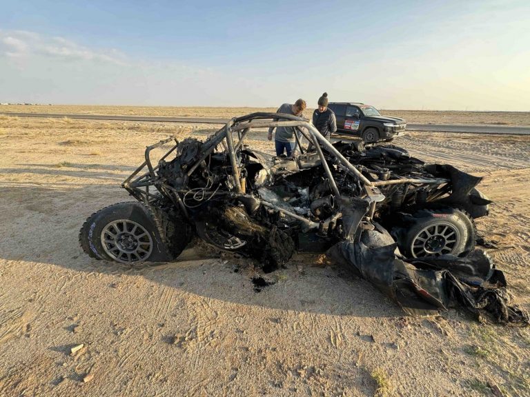 Dakaras rallijā pilnībā sadeg igauņu ekipāžas auto