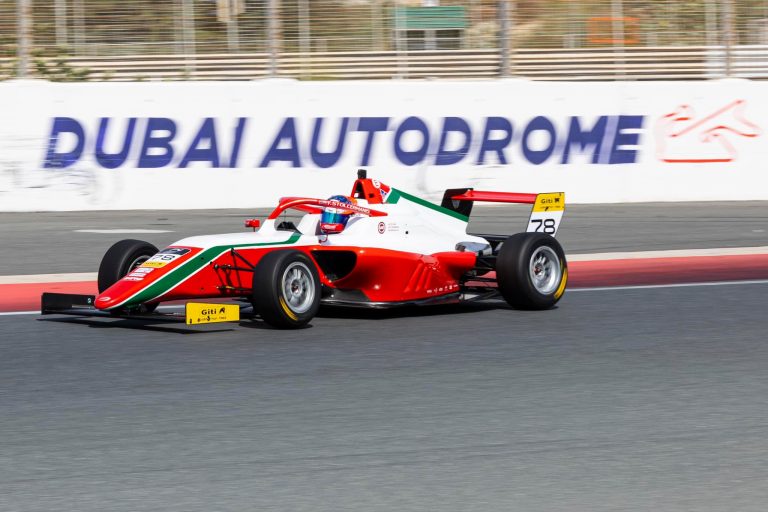 Štolcermanis cīnās par uzvaru un sasniedz otro vietu F4 sacīkstē Dubaijā