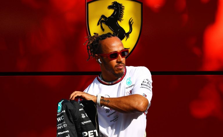 Mediju baumas: cik Hamiltons nopelnīs ‘Ferrari’ komandas sastāvā?