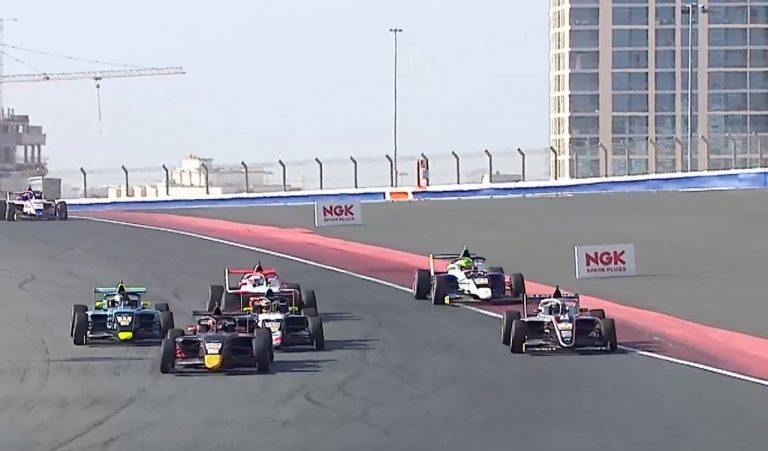 Tomass Štolcermanis aizraujošā cīņā gūst 11. vietu Dubaijas F4 pirmajā braucienā