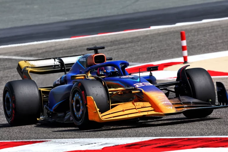 Foto: Jaunās F1 sacīkšu mašīnas izbrauc trasē