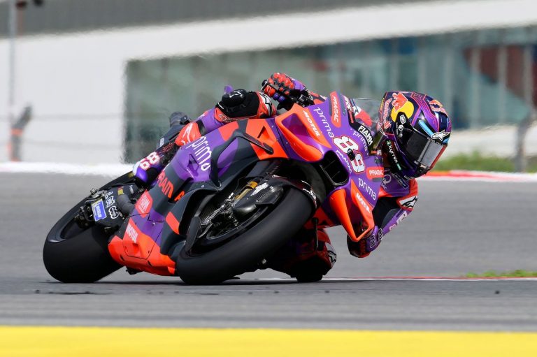 Martins triumfē Portugāles GP, pēdējos apļos krīt Bagnaija, Markess un Vinjaless