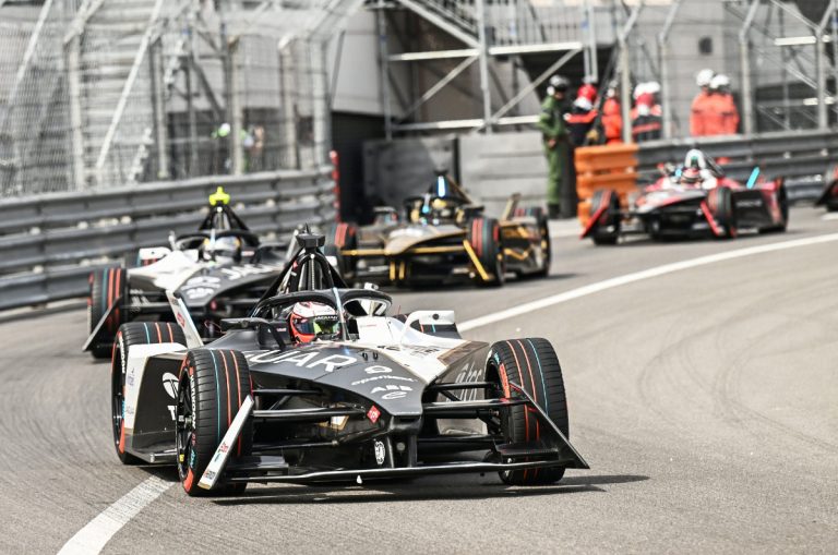Monako ‘e-Prix’ izcīņā uzvar Evanss, ‘Jaguar’ komandai dubultuzvara