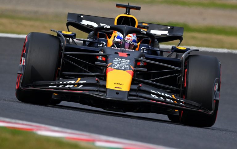 Verstapens pārliecinoši uzvar Japānā, ‘Red Bull’ dubultuzvara