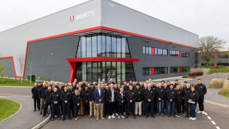 Simondss darbu turpinās ‘Andretti’ komandā