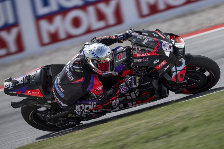 Bagnaija krīt Katalonijas ‘MotoGP’ sprinta pēdējā aplī, uzvaru izcīna Espargaro
