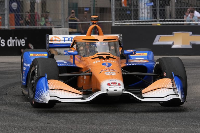 Incidentiem bagātā ‘IndyCar’ posmā Detroitā ar labu stratēģiju uzvar Diksons