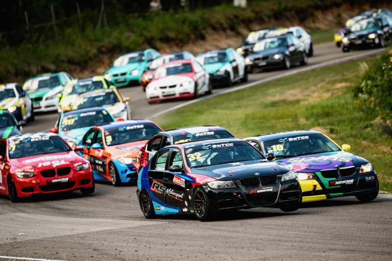 Latvijas autosportisti favorītu pulkā leģendārajā Kauņas autošosejas trasē