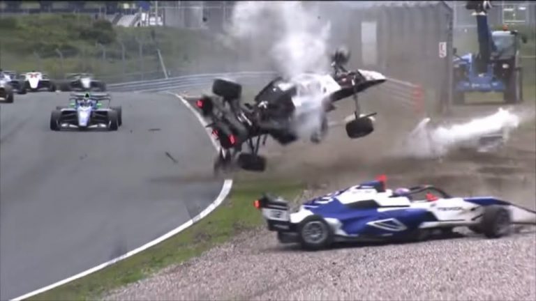 Video: Iespaidīga avārija Zandvortas trasē Video: Iespaidīga avārija Zandvortas trasē