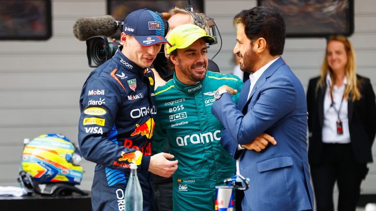 Alonso varēja būt vairāk titulu kā Hamiltonam, uzskata Verstapens