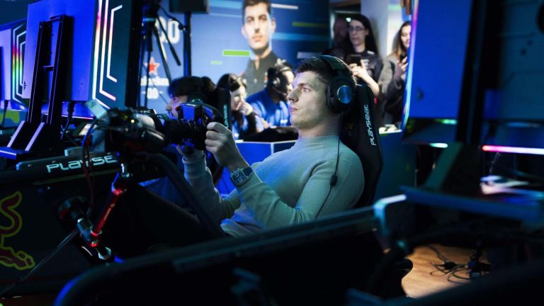 Verstapens apsolījis datorspēles līdz vēlai naktij vairs nespēlēt