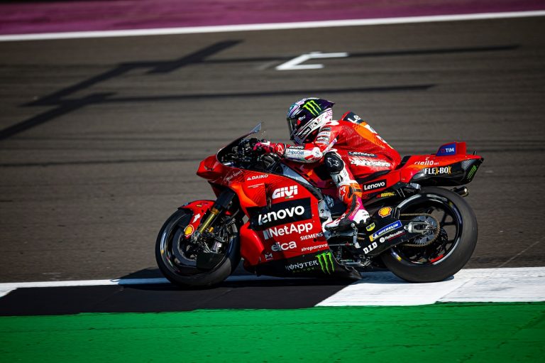 Bastianīni uzvar Silverstonas ‘MotoGP’ posmā pēc Martina kļūdas