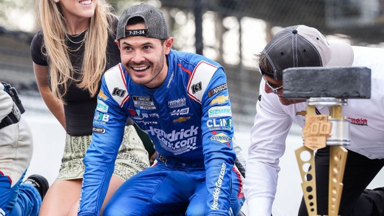 NASCAR čempions Larsons uzskata, ka ir labāks pilots par Verstapenu