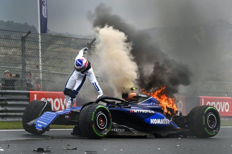 Sardžents avārijā trešajā F1 treniņā iznīcina ‘Williams’ formulu