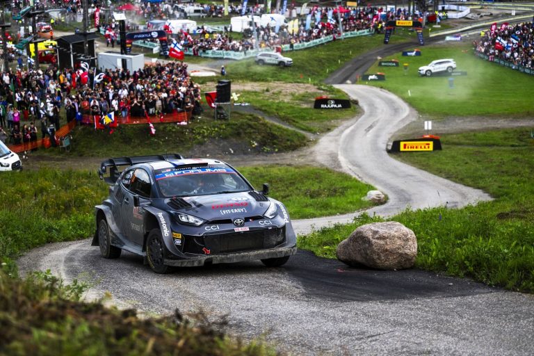 Pēc Rovanperas avārijas priekšpēdējā ātrumposmā Somijas WRC rallijā uzvar Ožjē
