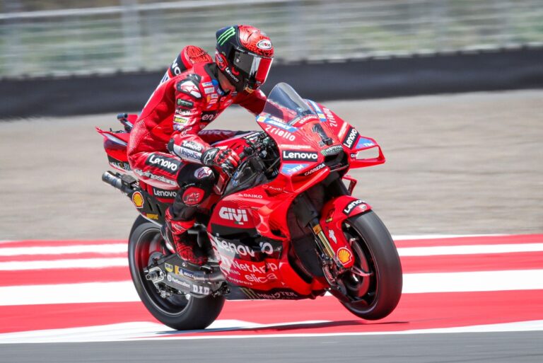 Martins krīt jau pirmajā aplī, Indonēzijas sprintā uzvar Bagnaija