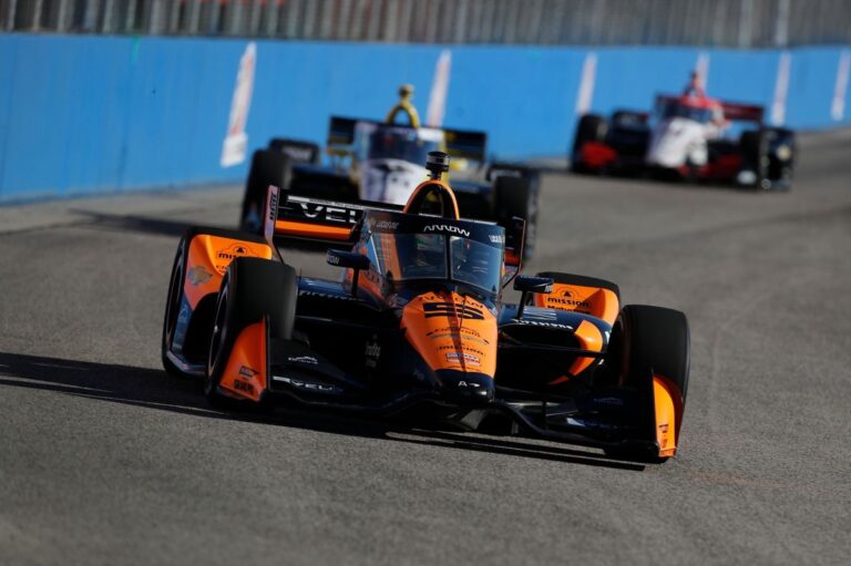 ‘McLaren’ pilots O’Vards uzvar ‘IndyCar’ posmā Milvokī trasē