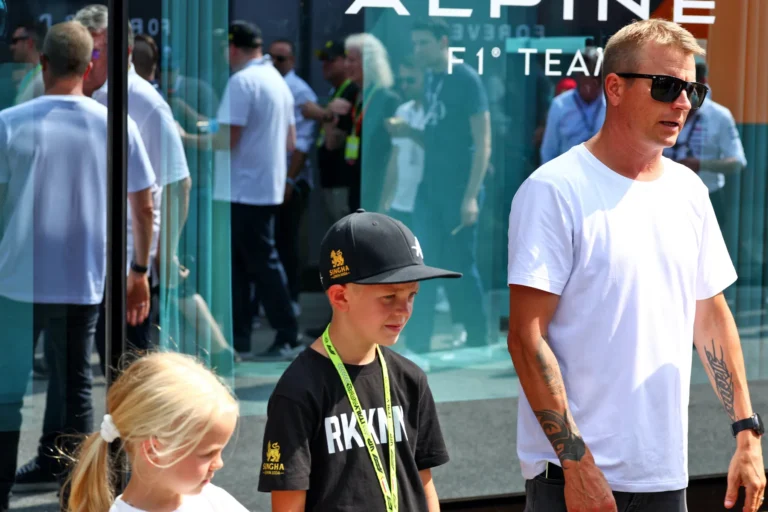 Kimi Raikonens palīdz dēlam Robinam ceļā uz F1