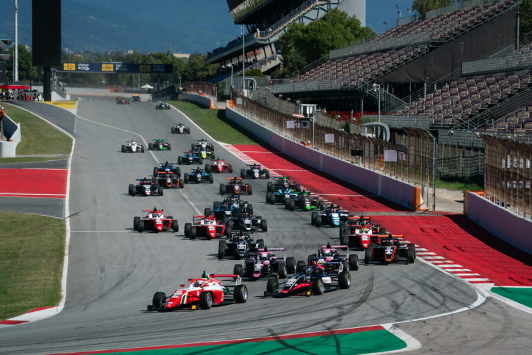 Štolcermanis pēdējā aplī izkārto astoto vietu F4 sacīkstē Barselonā