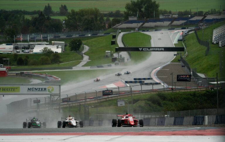 Štolcermanis Austrijā cīnās par uzvaru, pēdējā aplī notur otro vietu