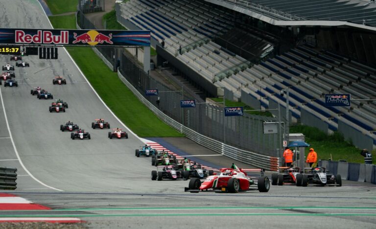 Štolcermanis trešajā braucienā izvirzās vadībā, taču pieļauj kļūdu