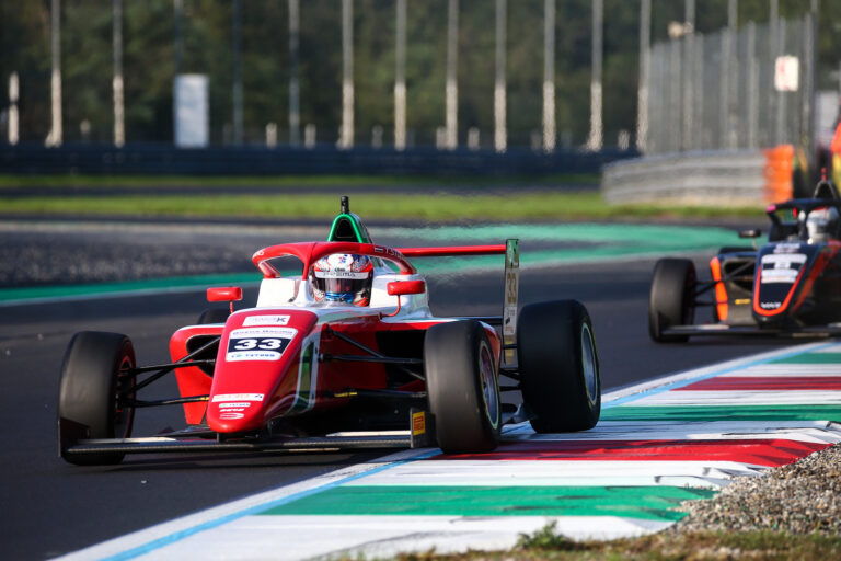 Štolcermanis ļoti aizraujošā sacīkstē Moncā aizcīnās līdz trešajai vietai