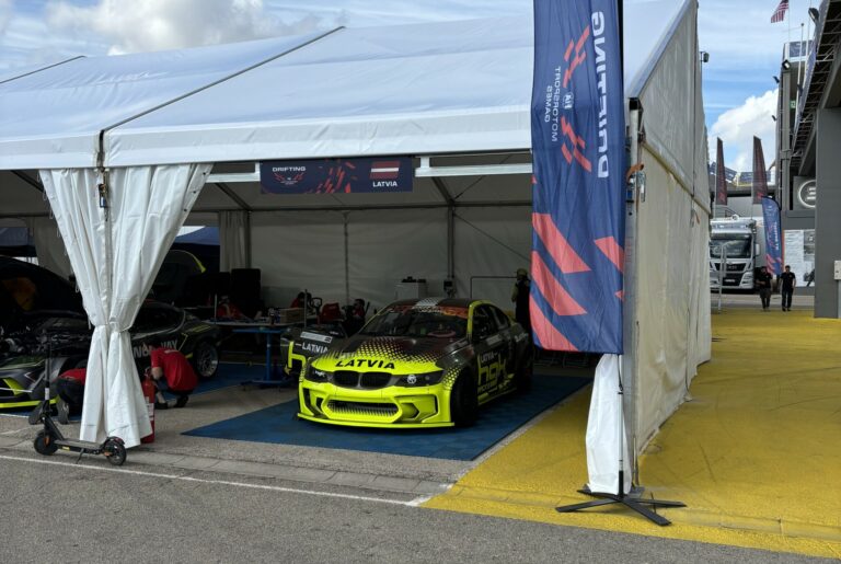 Spānijā aizvadīta FIA Motoru sporta spēļu pirmā diena, Latvijas komanda gatava pirmajām cīņām