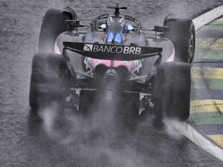 Lietus dancī Sanpaulu Verstapens uzvar no 17. pozīcijas, ‘Alpine’ šokē ar pjedestālu