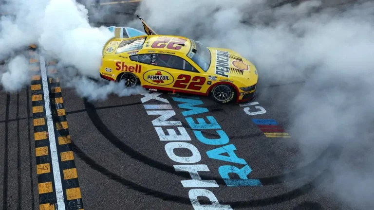 Logano aizraujošā finālā kļūst par trīskārtēju NASCAR čempionu