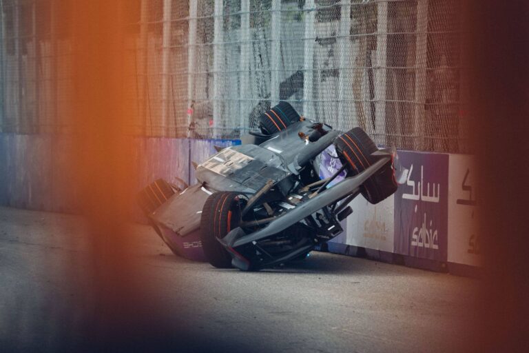 Vērleinam liela avārija, ‘Formula E’ pirmajā posmā Evanss uzvar no pēdējās vietas