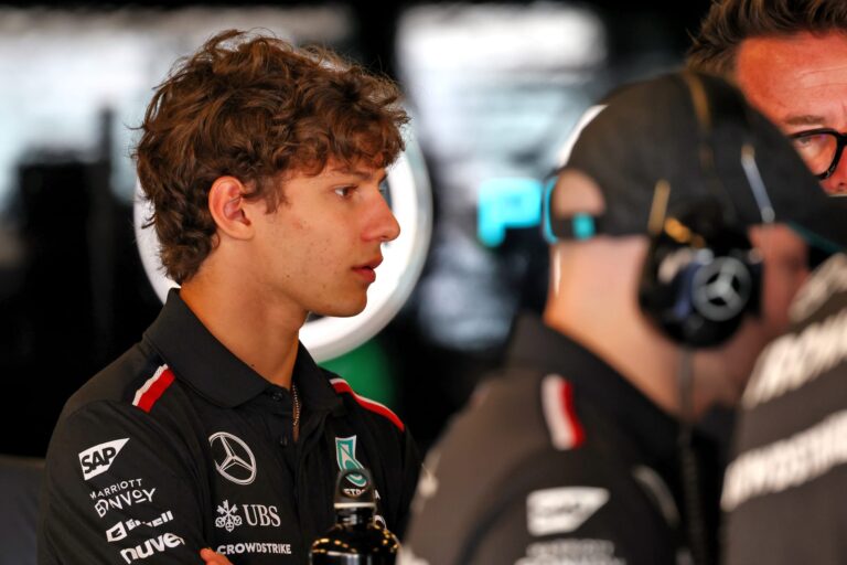 F1 komandas uzsāk testus ar veco modeļu mašīnām