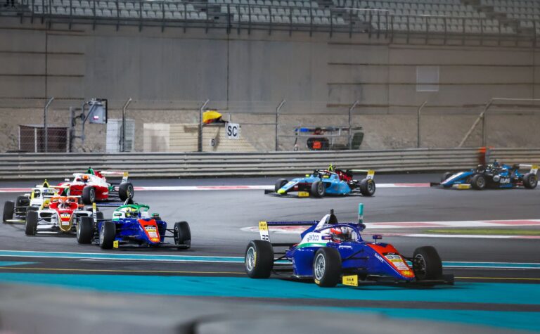 Štolcermanim neveiksme trešajā F4 sacīkstē Abū Dabī trasē
