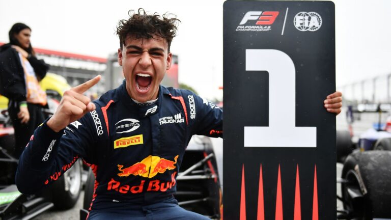 ‘Red Bull’ jaunā cerība Lindblads nokārto F1 superlicenci