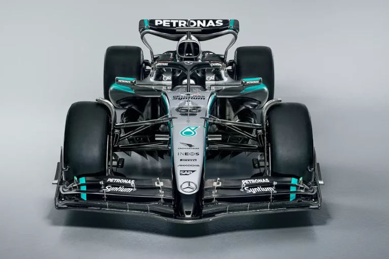 Jaunos F1 auto prezentē ‘Mercedes’ un citas komandas
