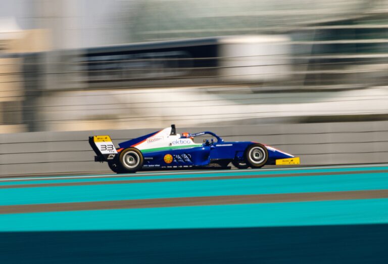 Štolcermanis Dubaijas smilšu vētrā cīnās par uzvaru un finišē otrais