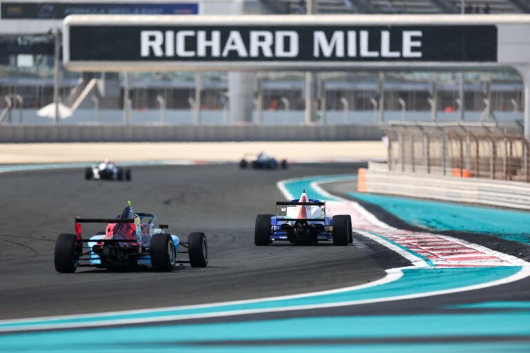 Cīņa par uzvaru otrajā F4 sacīkstē Štolcermanim beidzas ar sadursmi