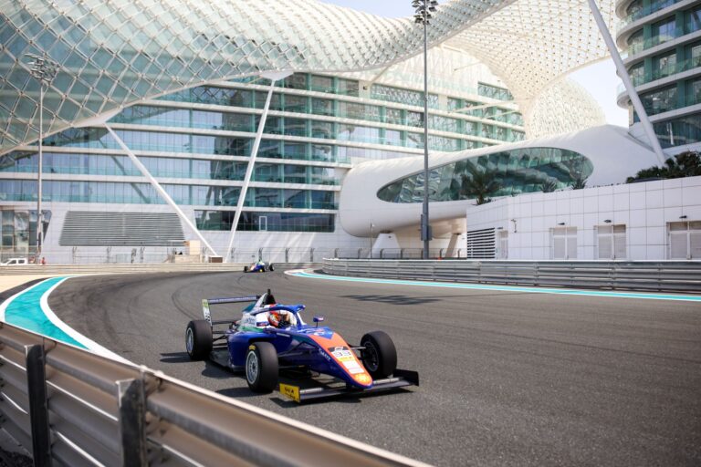 Tomass Štolcermanis prasmīgi aizstāvas un kāpj uz pjedestāla Abū Dabī