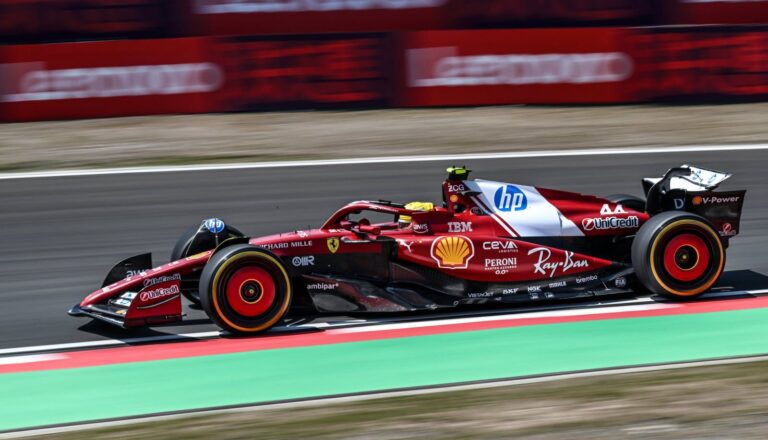 Hamiltons Ķīnas GP sprintā izcīna pirmo uzvaru sacensībās ar ‘Ferrari’